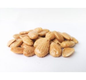 Migdolai blanširuoti kepinti ir sūdyti