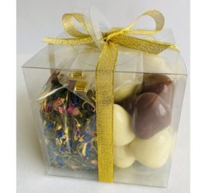 9| Dovana Kubas - Liofilizuotos braškės baltame ir pieniniame šokolade ir arbata "Rytinė grietinėlė", 250 g (100 x 100 x 100 mm)