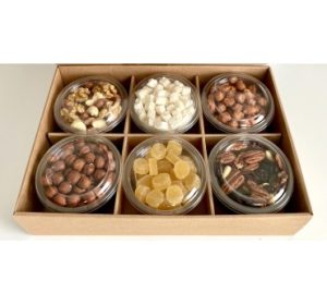 2| Riešutų ir džiovintų vaisių rinkinys indeliuose (6 ind.), 1 090 g (315 x 215 x 80 mm)