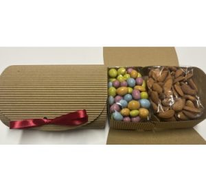 80| Migdolų ir traškių žemės riešutų su juoduoju šokoladu skrynelė, 400 g, (140 x 100 x 70 mm)