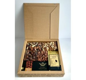 1| Riešutų ir vaisių rinkinys su saldainiais ir kava, 1 830 g (350 x 350 x 80 mm)