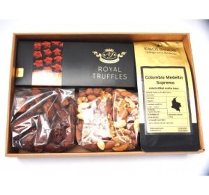 3| Riešutų ir vaisių rinkinys su saldainiais ir kava, 1 020 g (315 x 215 x 80 mm)