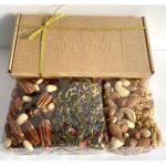 4| Dovana "Riešutų mišinių ir arbatos siuntinukas" (3 pak.), 575 g (219 x 179 x 105 mm)