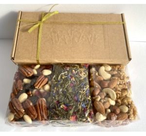 4| Dovana "Riešutų mišinių ir arbatos siuntinukas" (3 pak.), 575 g (219 x 179 x 105 mm)