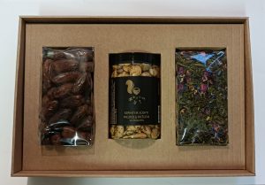 2| Datulių, arbatos ir riešutų indelyje rinkinys, 610 g, (315 x 215 x 80 mm)