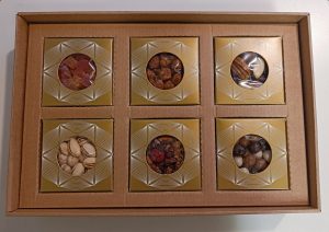 2| Arbatos, riešutų, vaisių ir saldainių rinkinys (6 dėž.), 790 g, (315 x 215 x 80 mm)