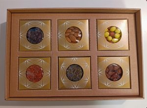 2| Arbatos, riešutų, vaisių ir saldainių rinkinys (6 dėž.), 835 g, (315 x 215 x 80 mm)